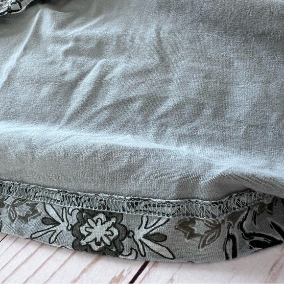 Life is Good Women's Floral V-Neck Top in Gray size 6 - Picture 10 of 12